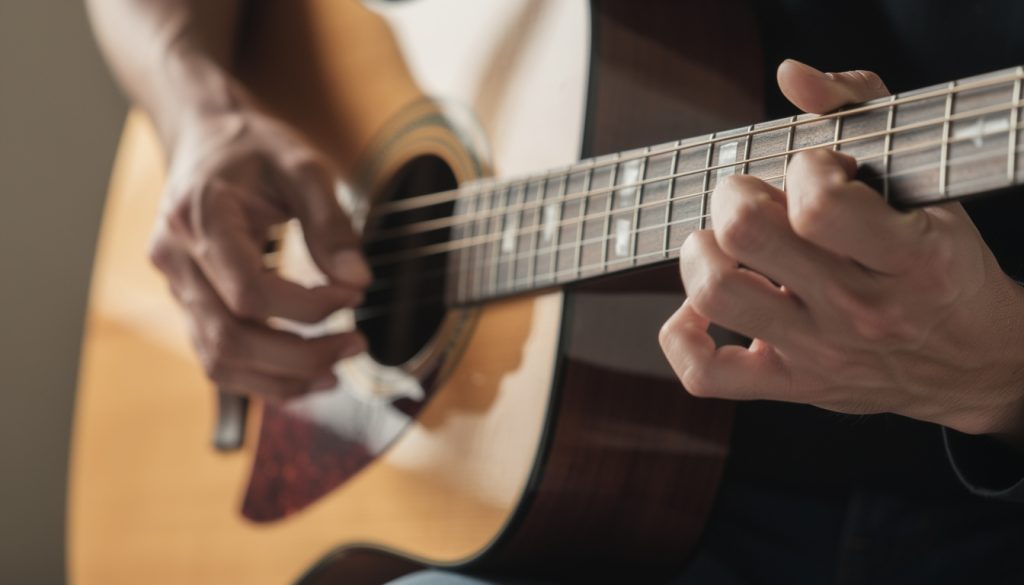 Exercices pour coordonner les deux mains à la guitare