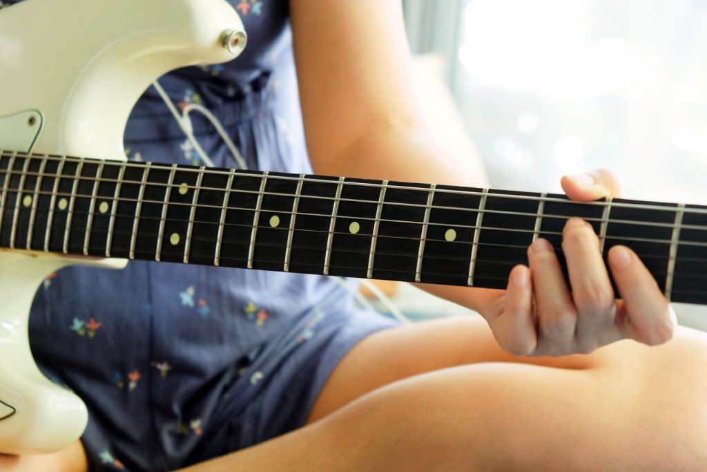 Si mineur à la guitare : jouer Bm proprement et le comprendre